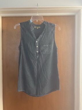 Tramp Women’s Chambray V-neck Sleeveless Top